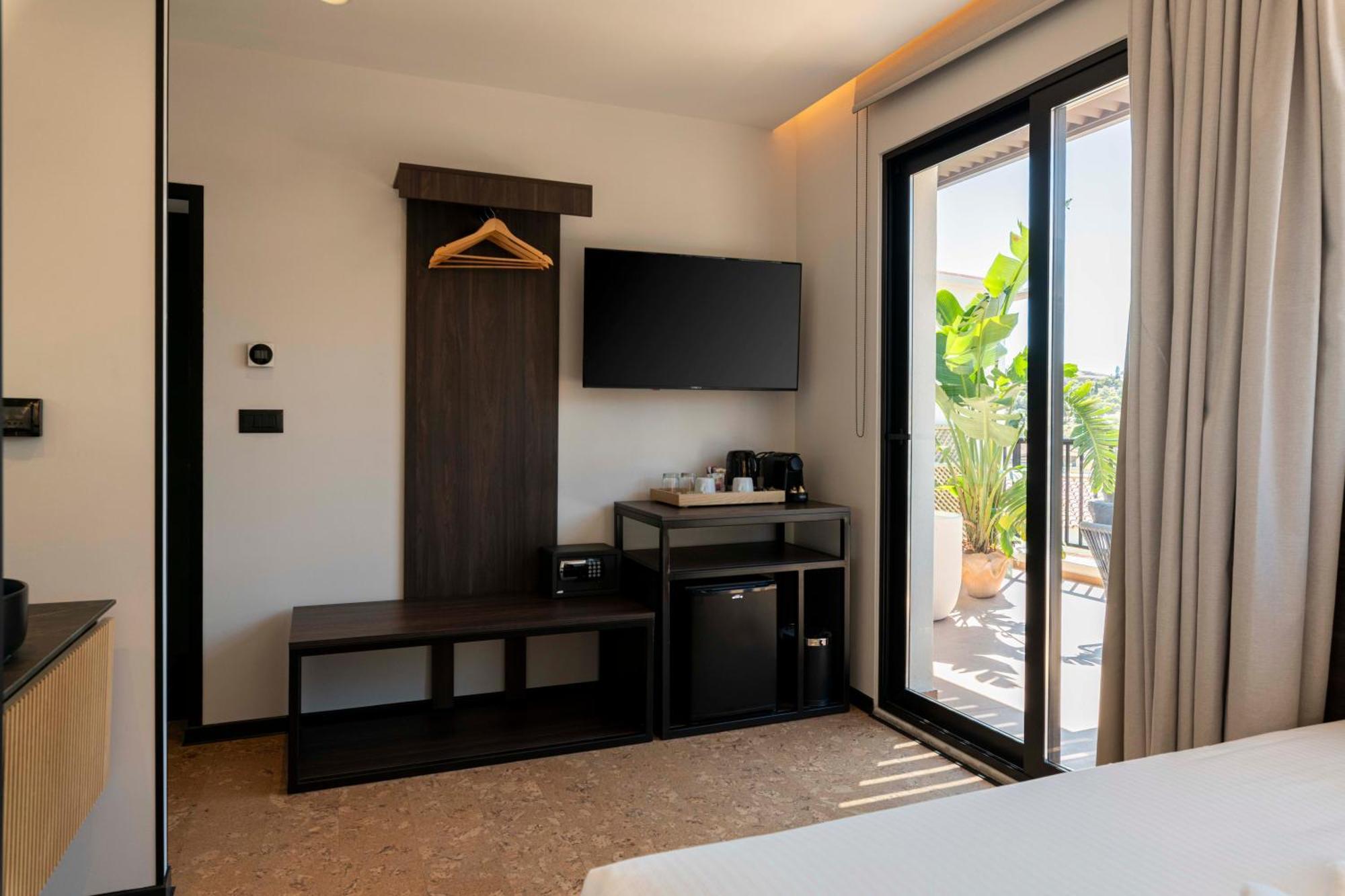Deluxe Queen Room Acropolis View Balcony